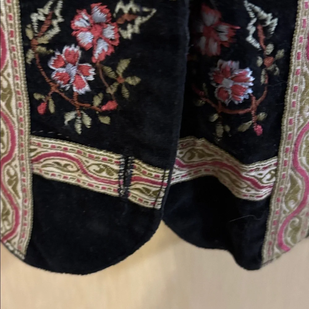 Vintage Van Heusen Black Floral Embroidered Vest. Large - Picture 6 of 7